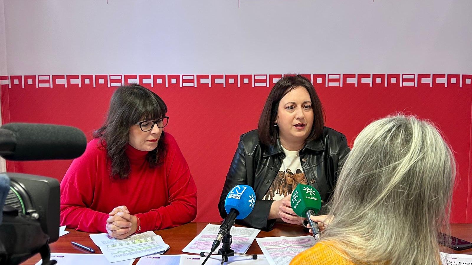 Silvia Cazalilla y Silvia de la Torre, durante la presentación del informe de CCOO
