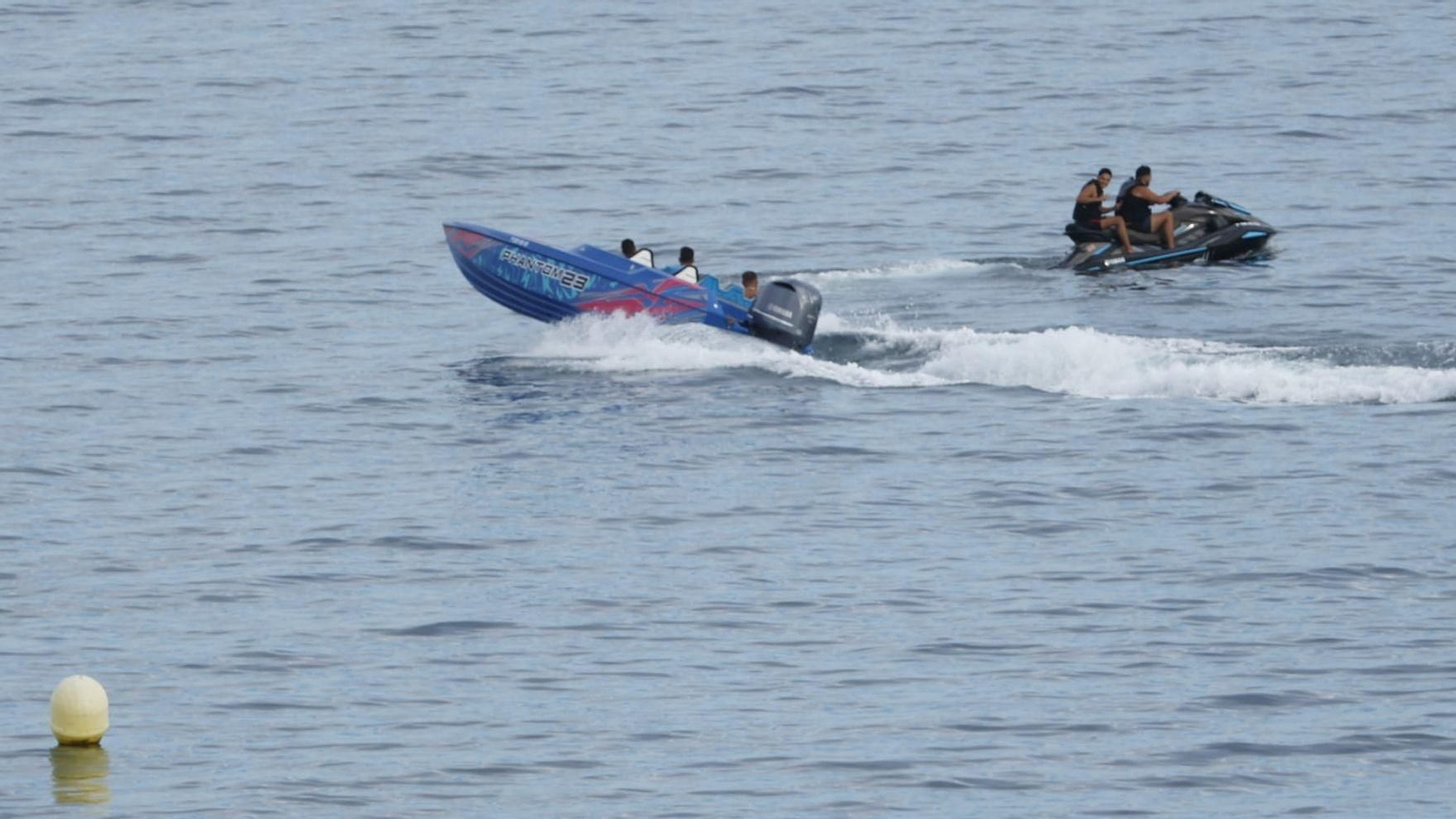 Vecinos de Algeciras denuncian las maniobras temerarias de las motos de agua y las lanchas que ponen en riesgo bañistas y otras embarcaciones. Vecinos de Algeciras denuncian las maniobras temerarias de las motos de agua y las lanchas que ponen en riesgo bañistas y otras embarcaciones.