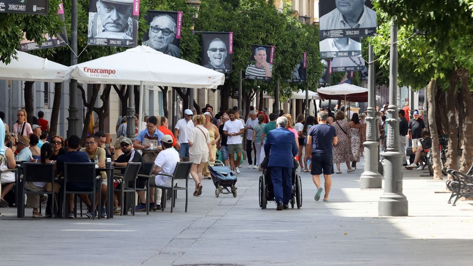 Vecinos de Jerez y turistas se mezclan andando en la céntrica calle Larga