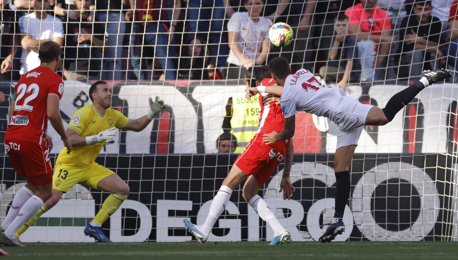 Lamela cabecea el gol que le dio el triunfo al Sevilla.