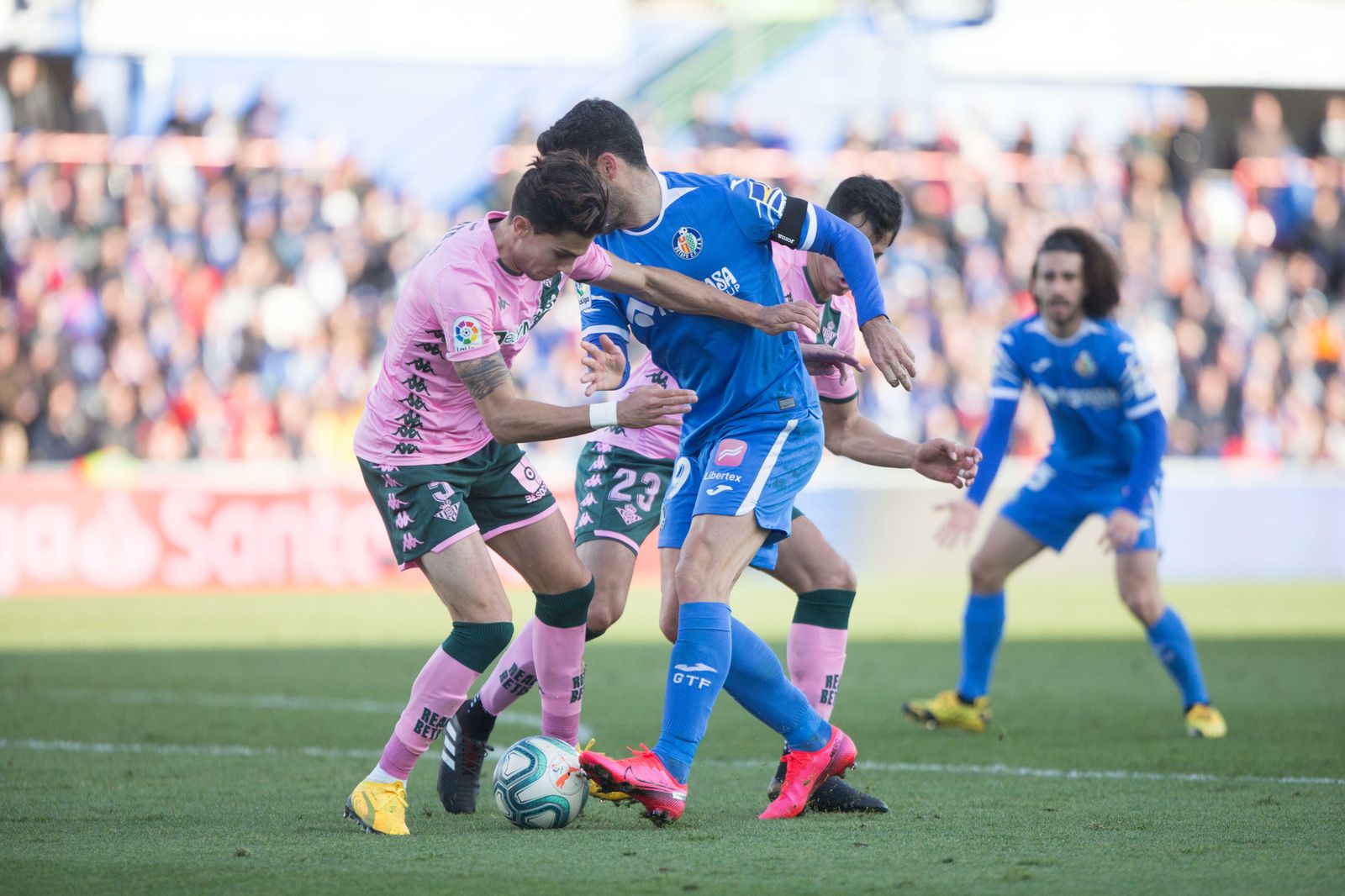 Bartra pelea por llevarse la pelota ante Jorge Molina.