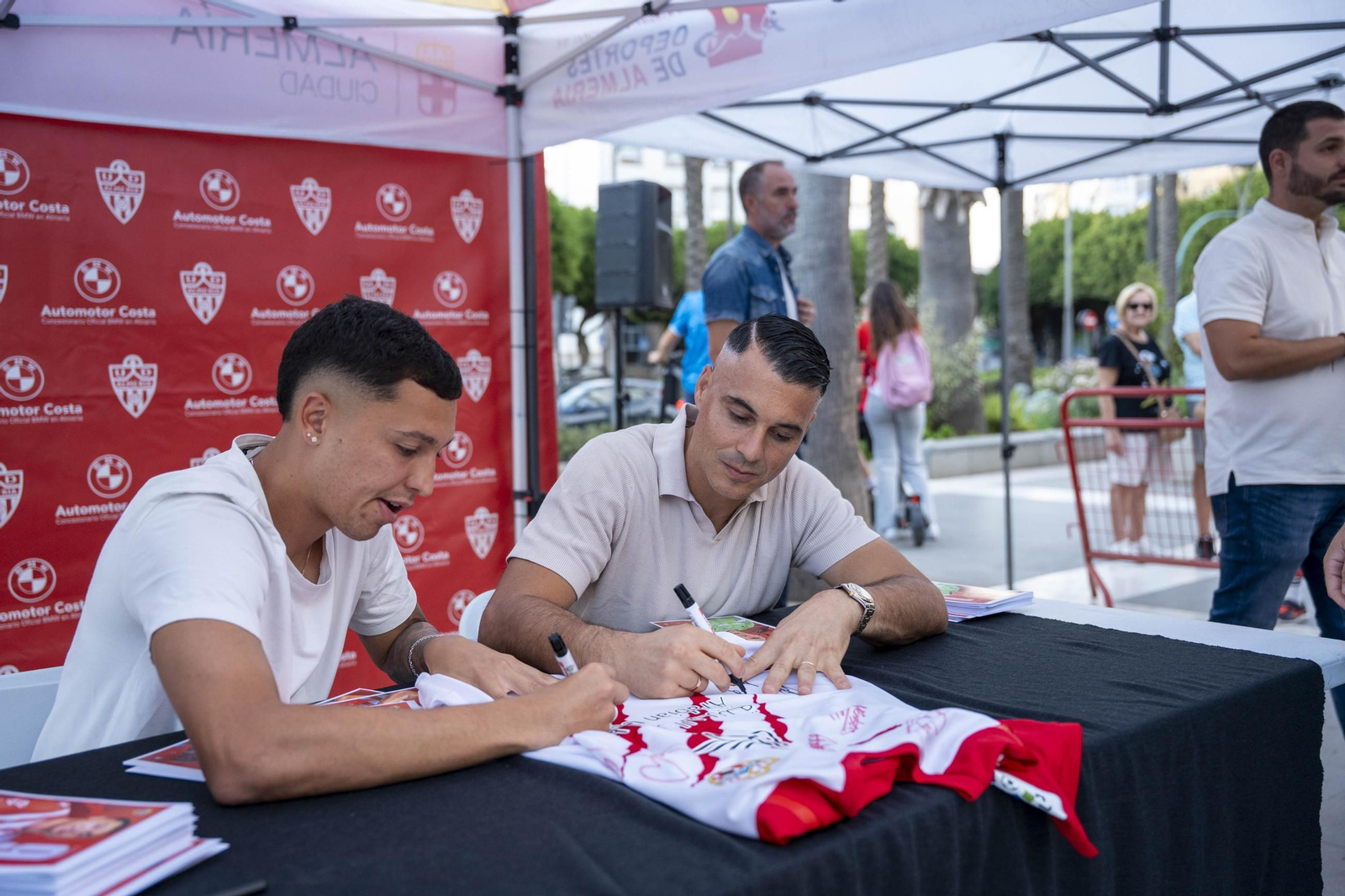 Los jugadores de la UDA Thalys y Andrés firman autógrafos
