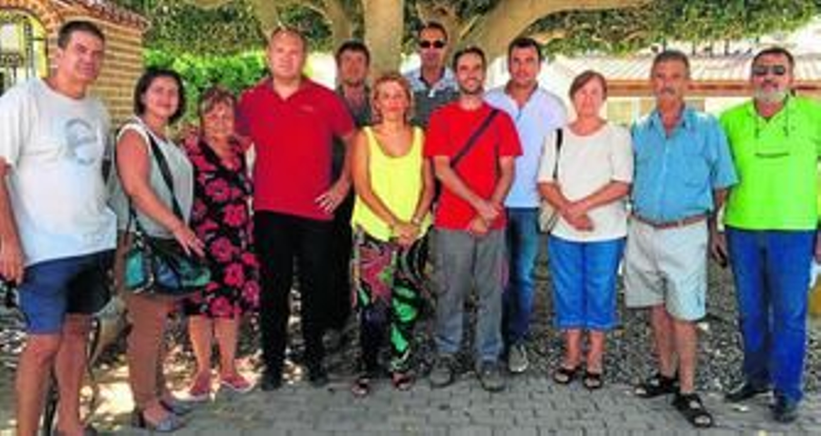 El regidor, Antonio Fernández, y la diputada nacional Sonia Ferrer, han estado acompañando a los vecinos de Los Lobos para mostrar su apoyo.