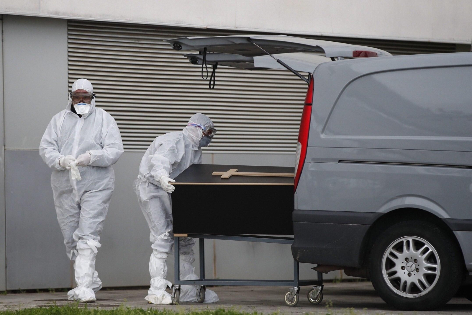 Personal de los servicios judiciales sacan ataúdes del mortuorio del Hospital de Mataró (Barcelona)