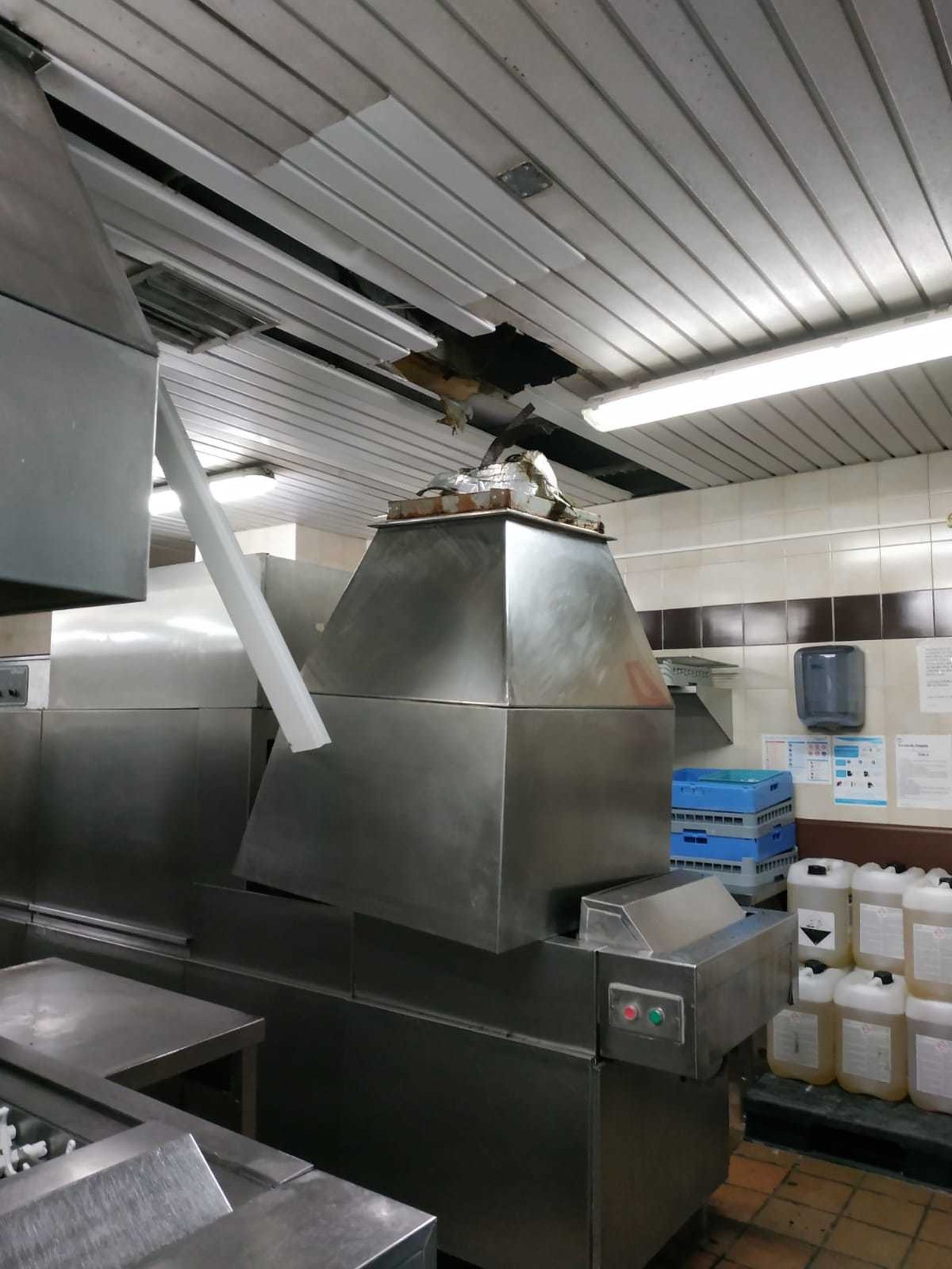 Imagen de la campana caída sobre el tren de lavado.