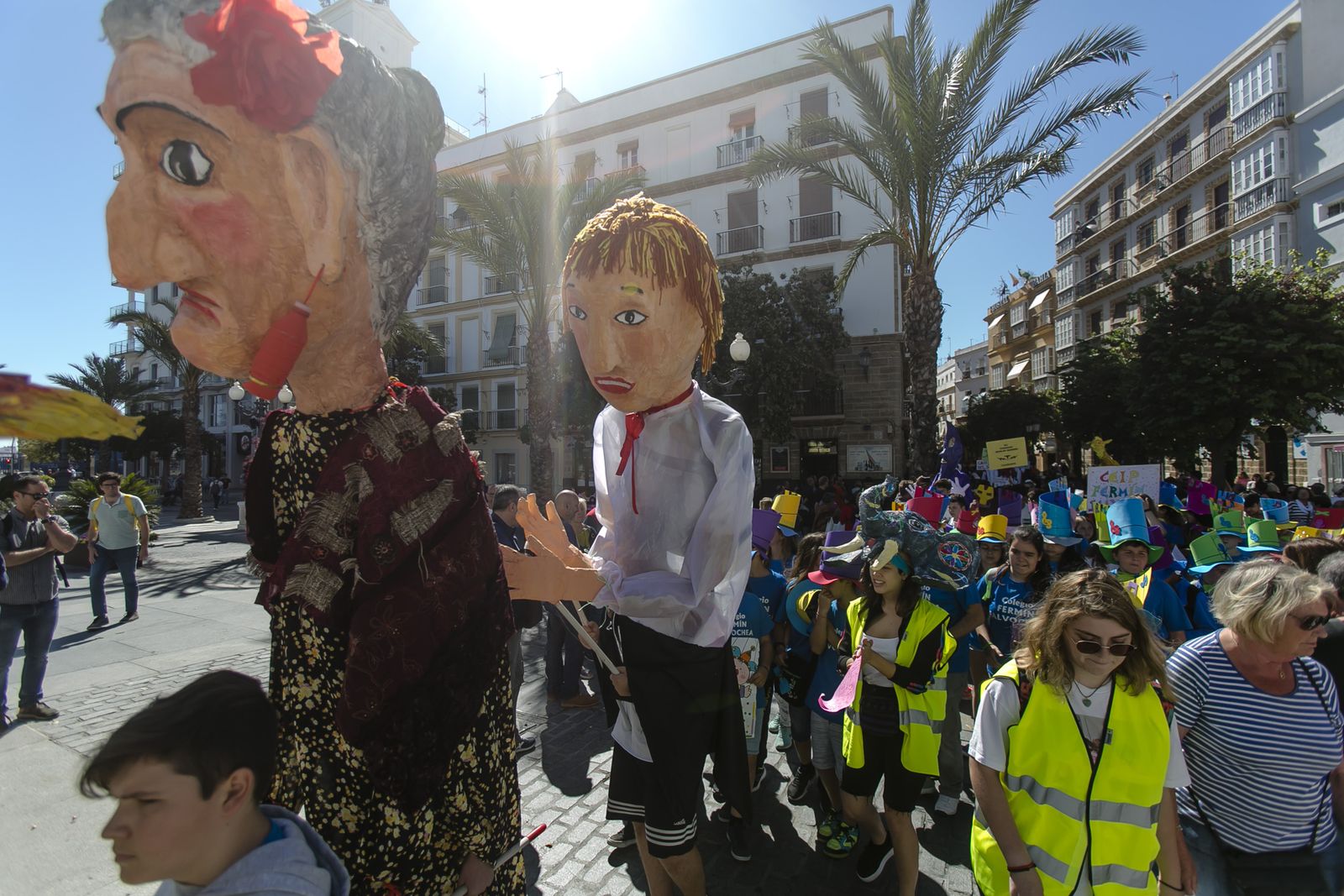 Pasacalles escolar para dar comienzo al Festival Internacional del Títere