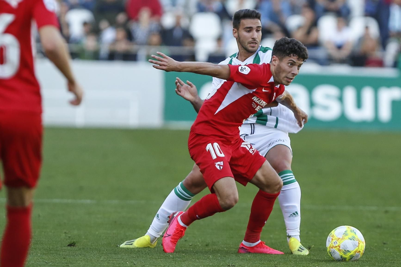 Iván Robles aprieta al sevillista Mena en el partido del pasado domingo.