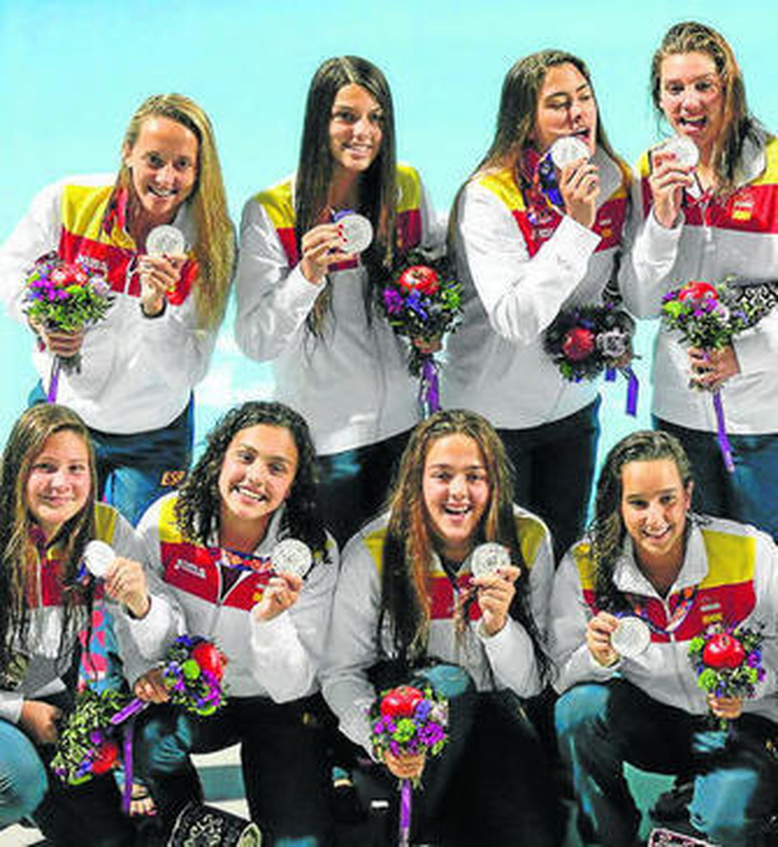 Algunas de las integrantes de la selección posan con la medalla de plata.