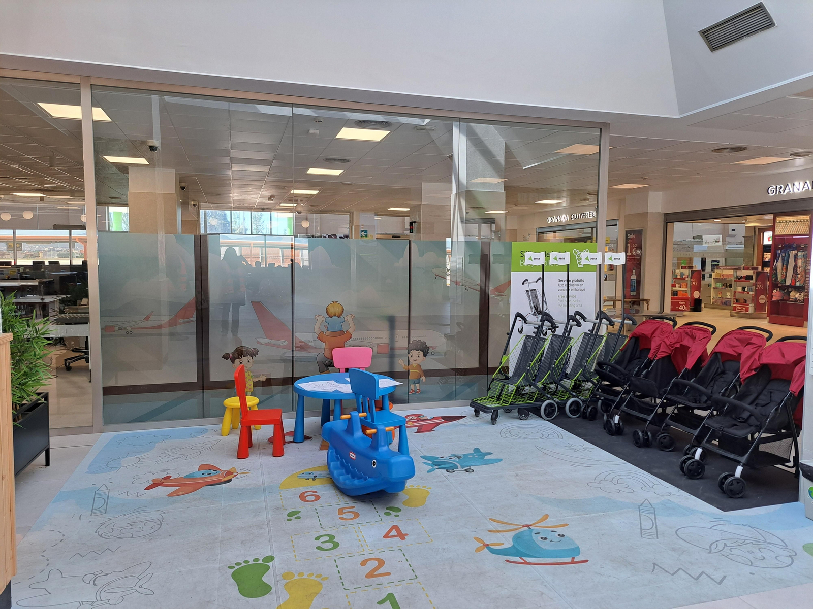 Carritos para bebés en la zona de embarque.