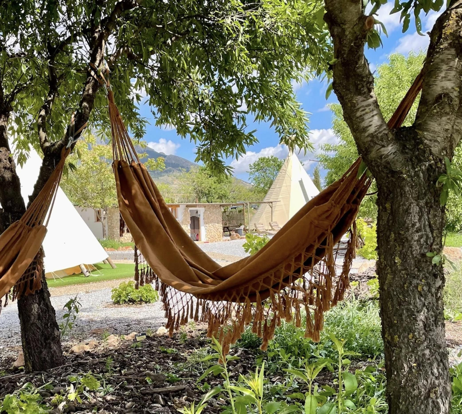 Conoce el camping en el que te puedes hospedar en casas tipis