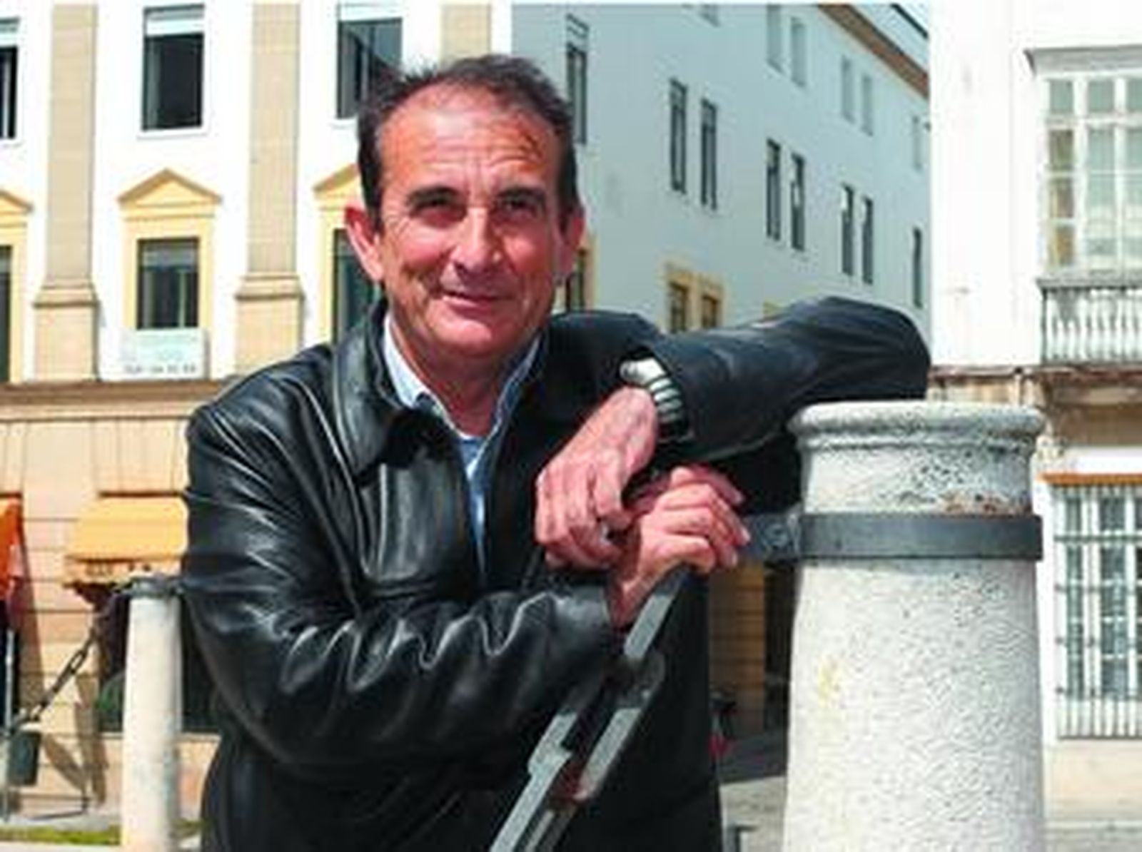 Fernando Martín Mora posa en la plaza de La Asunción.