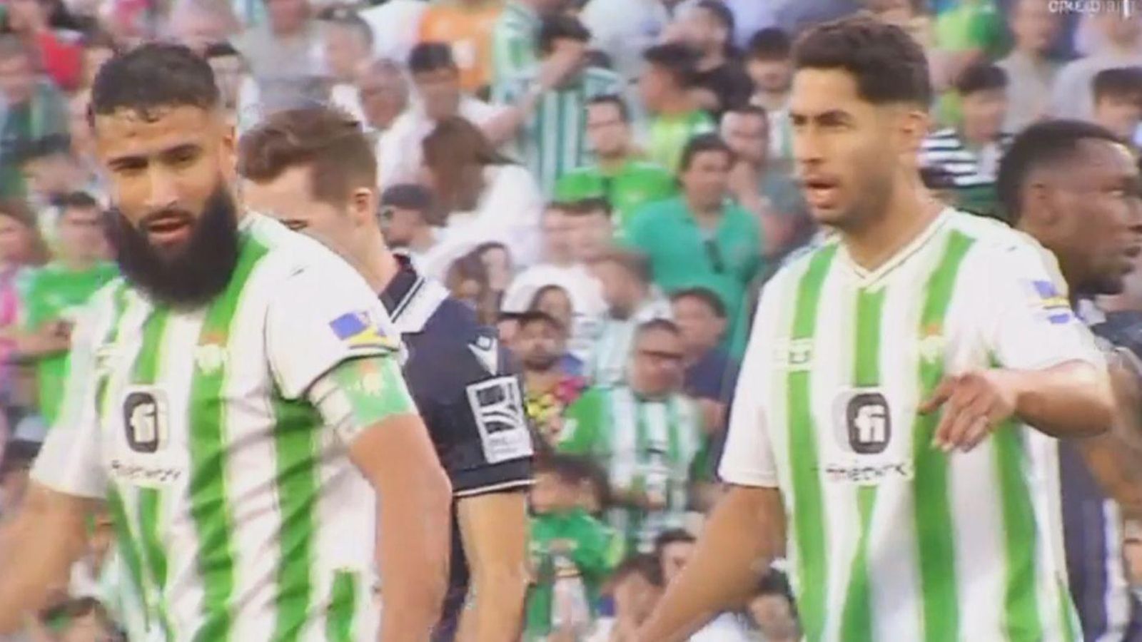 Ayoze señala a Abde mientras pide explicaciones a Fekir