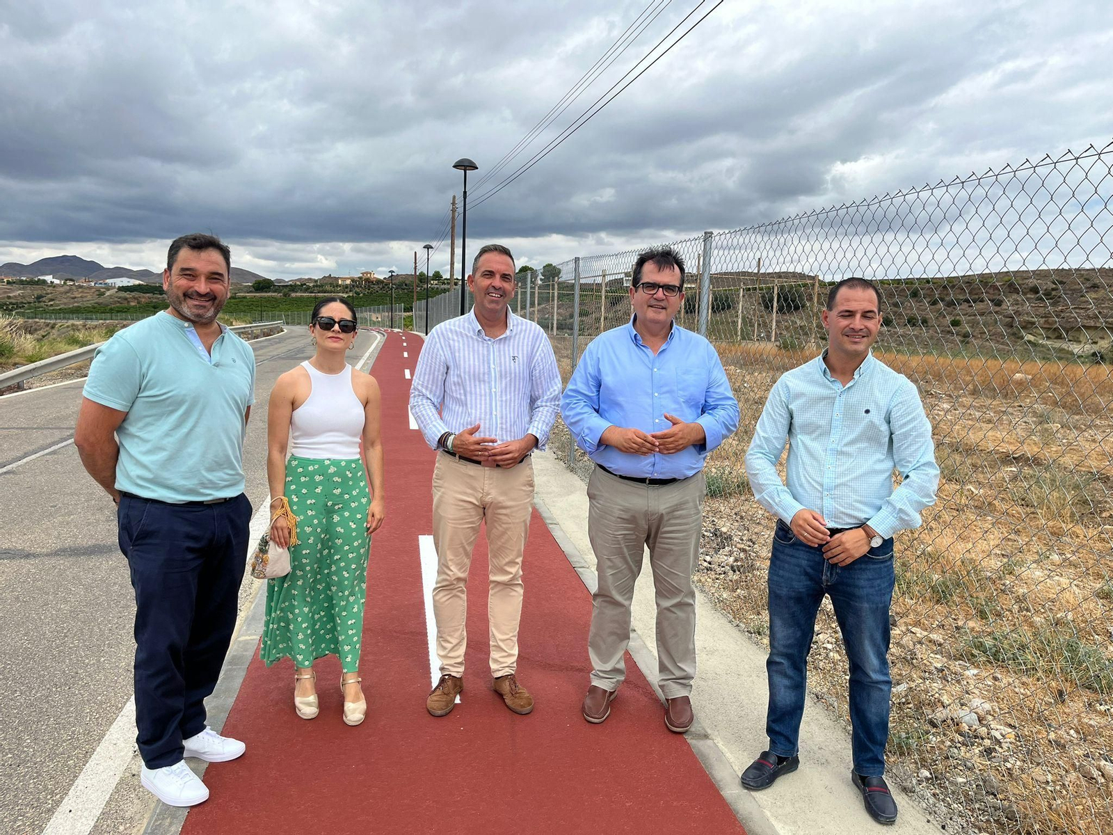 Autoridades visitan la nueva vía que une las dos localidades antusas.