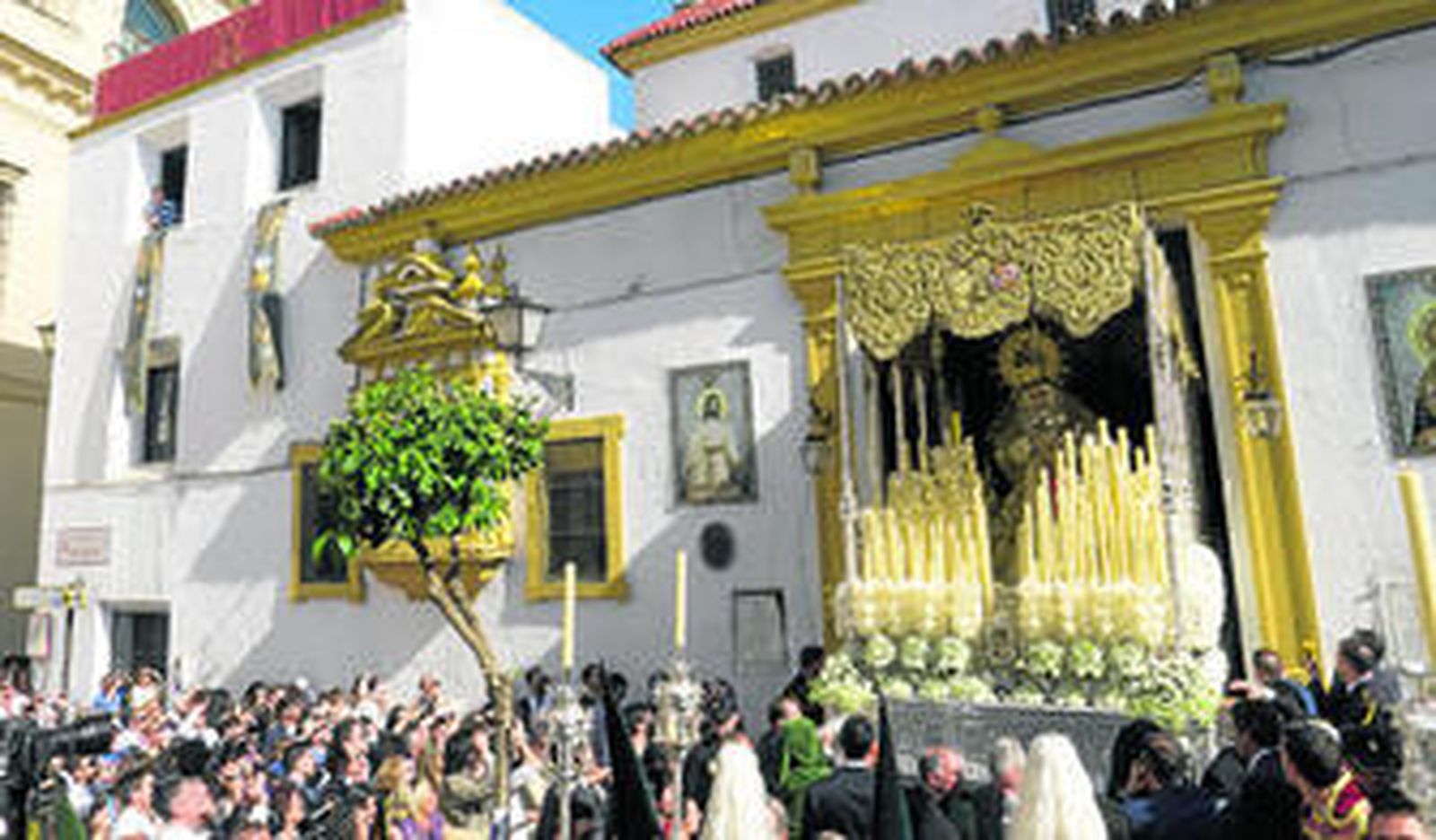 La Virgen de Gracia y Esperanza saliendo desde la iglesia de Santiago a la Plaza Jesús de la Redención.