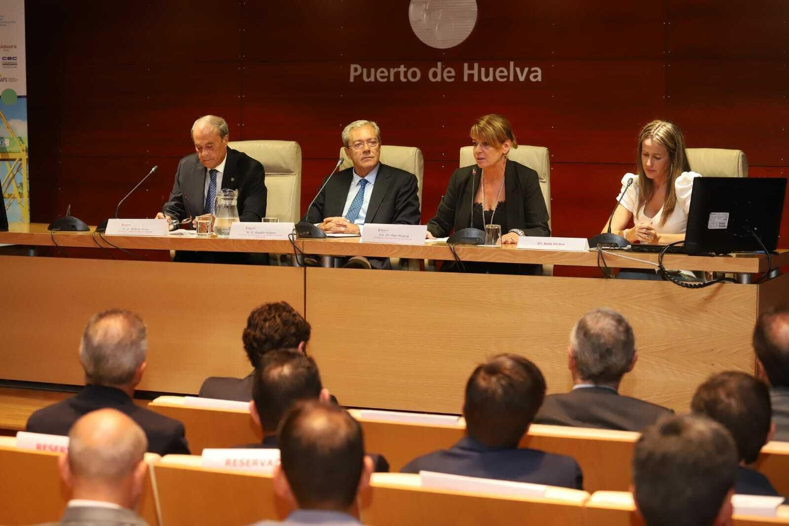 El consejero de Economía trata el Brexit en las Cocheras del Puerto.