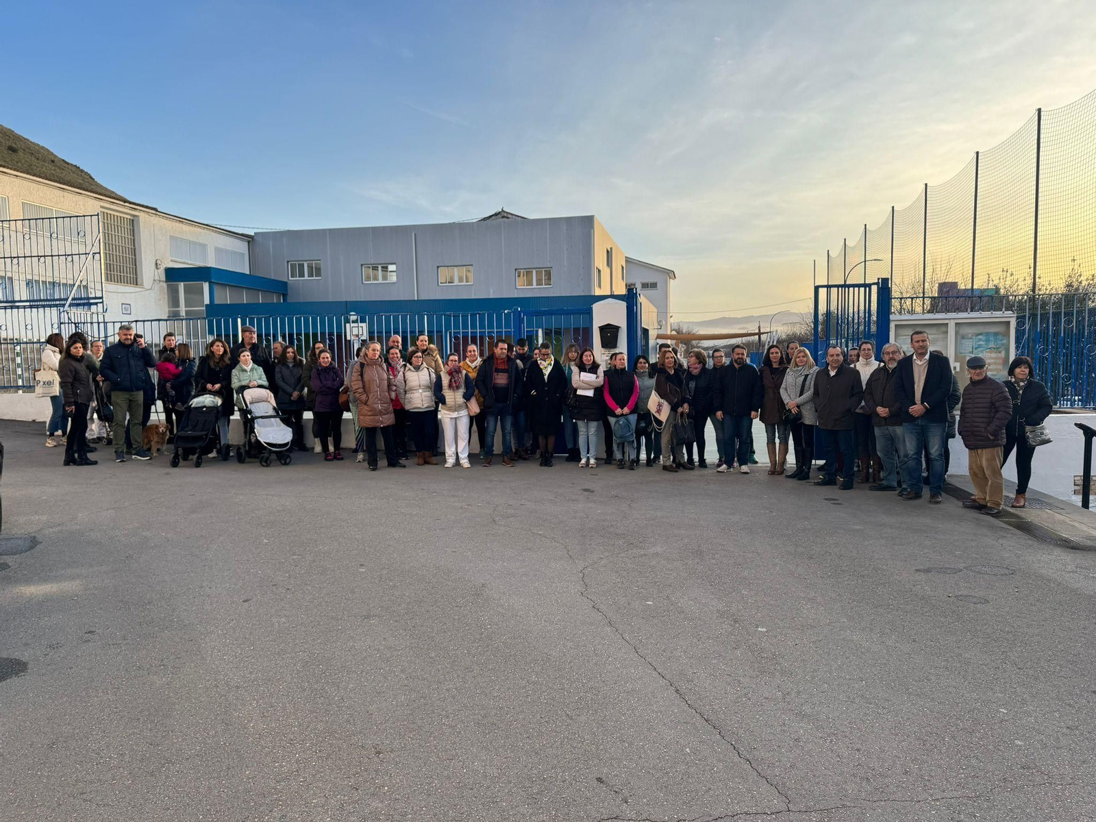 Concentración este martes a las puertas del colegio.