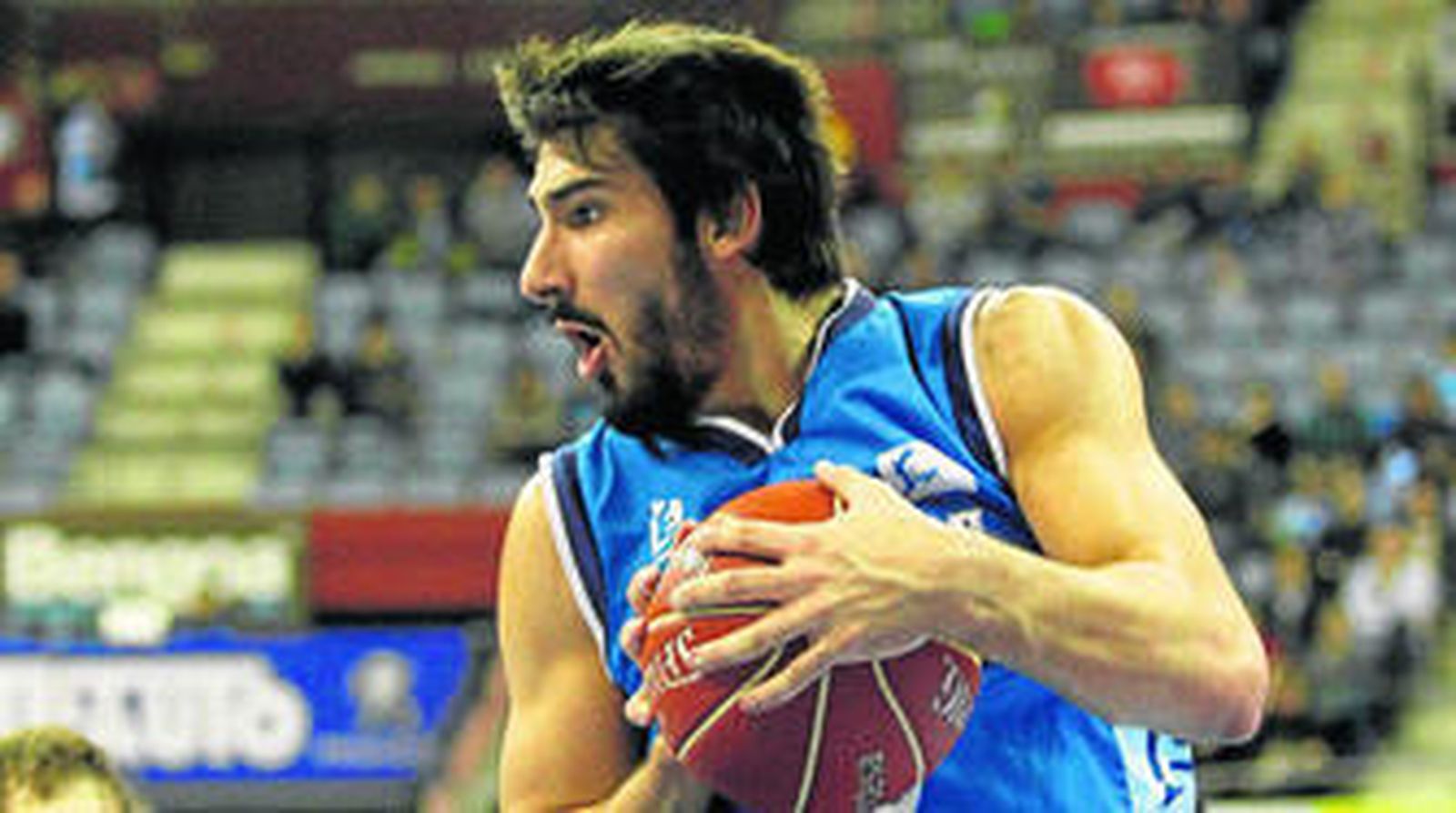 Dani Díez captura un rebote durante la temporada pasada.