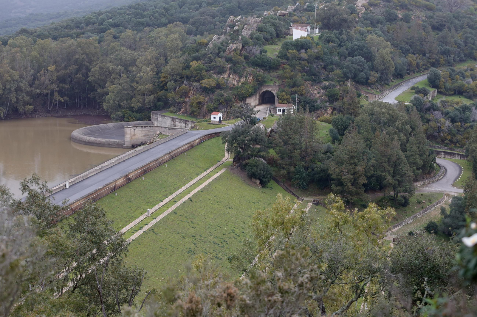Desembalse del pantano de Guadarranque tras la borrasca Martinho, en imágenes