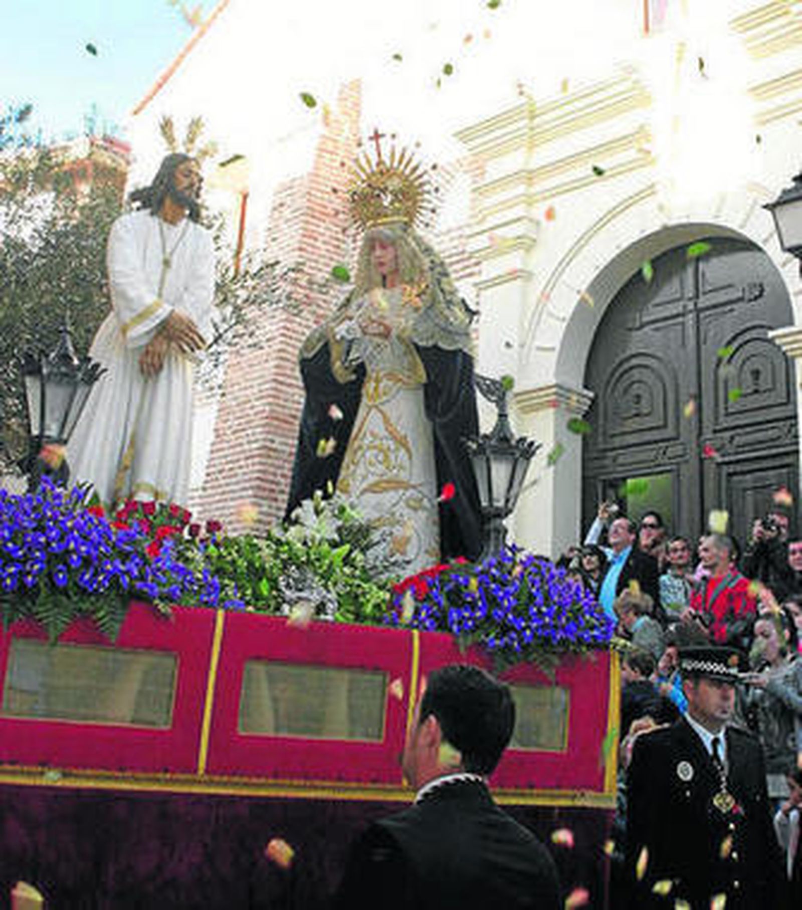 Lluvia de pétalos a la salida de las imágenes.