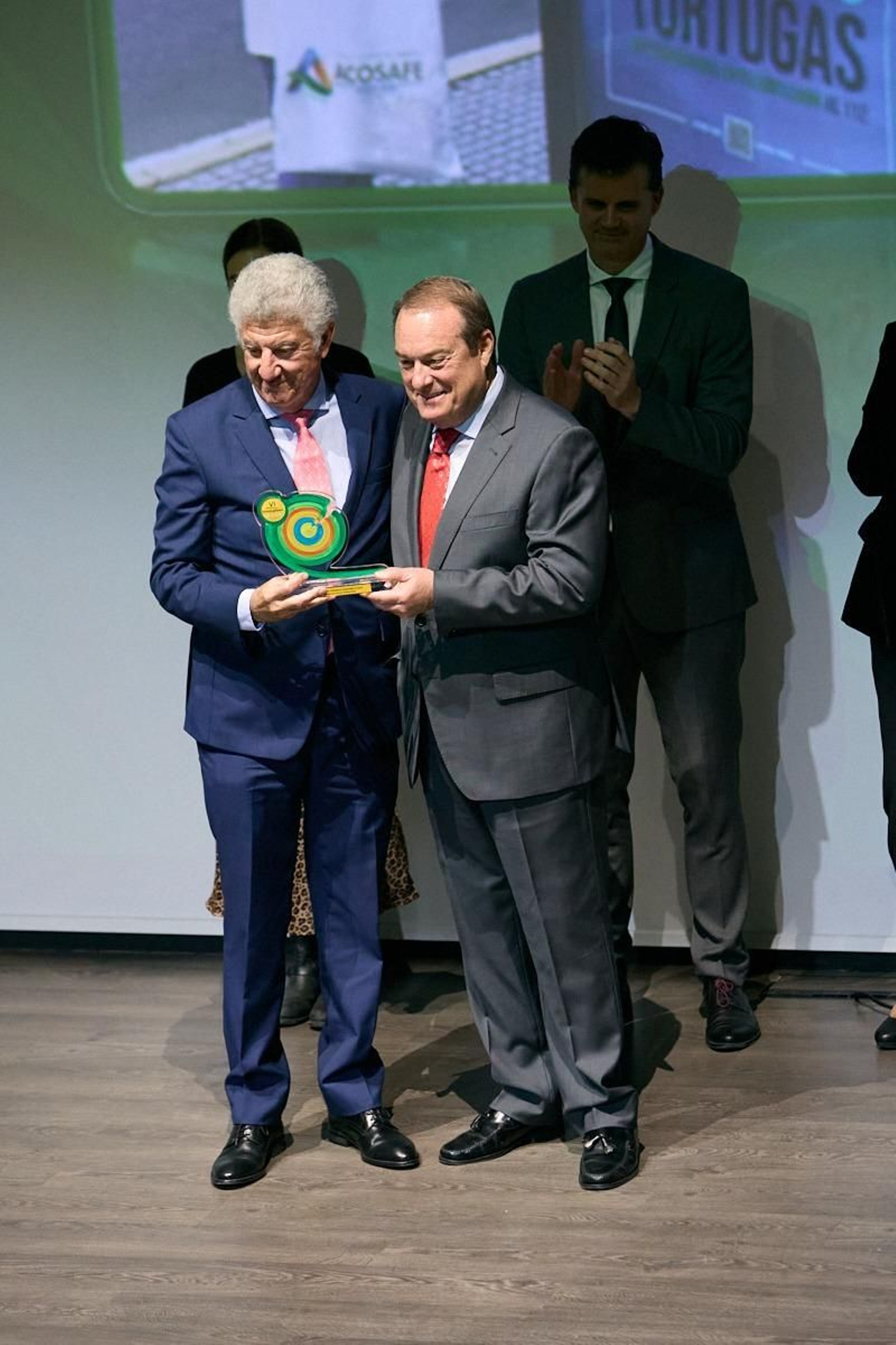 El presidente de Acosafe, Manuel Luna, recogiendo el galardón.