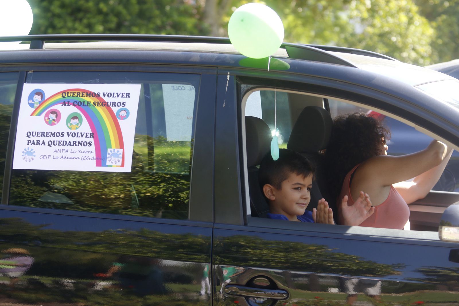 La caravana por una vuelta al cole segura en Córdoba, en fotos