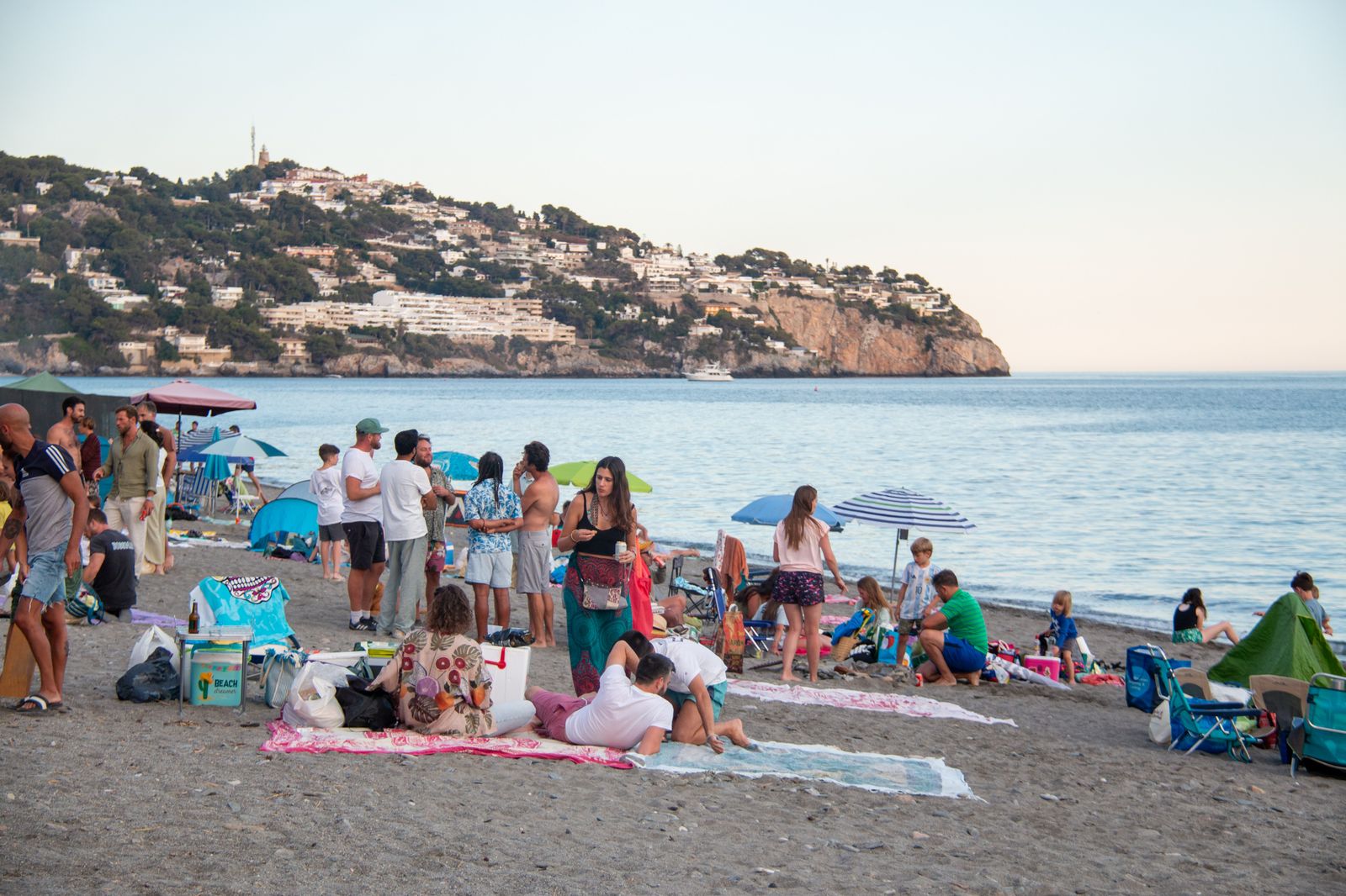 La Costa Tropical saborea la magia de la noche de San Juan, en imágenes