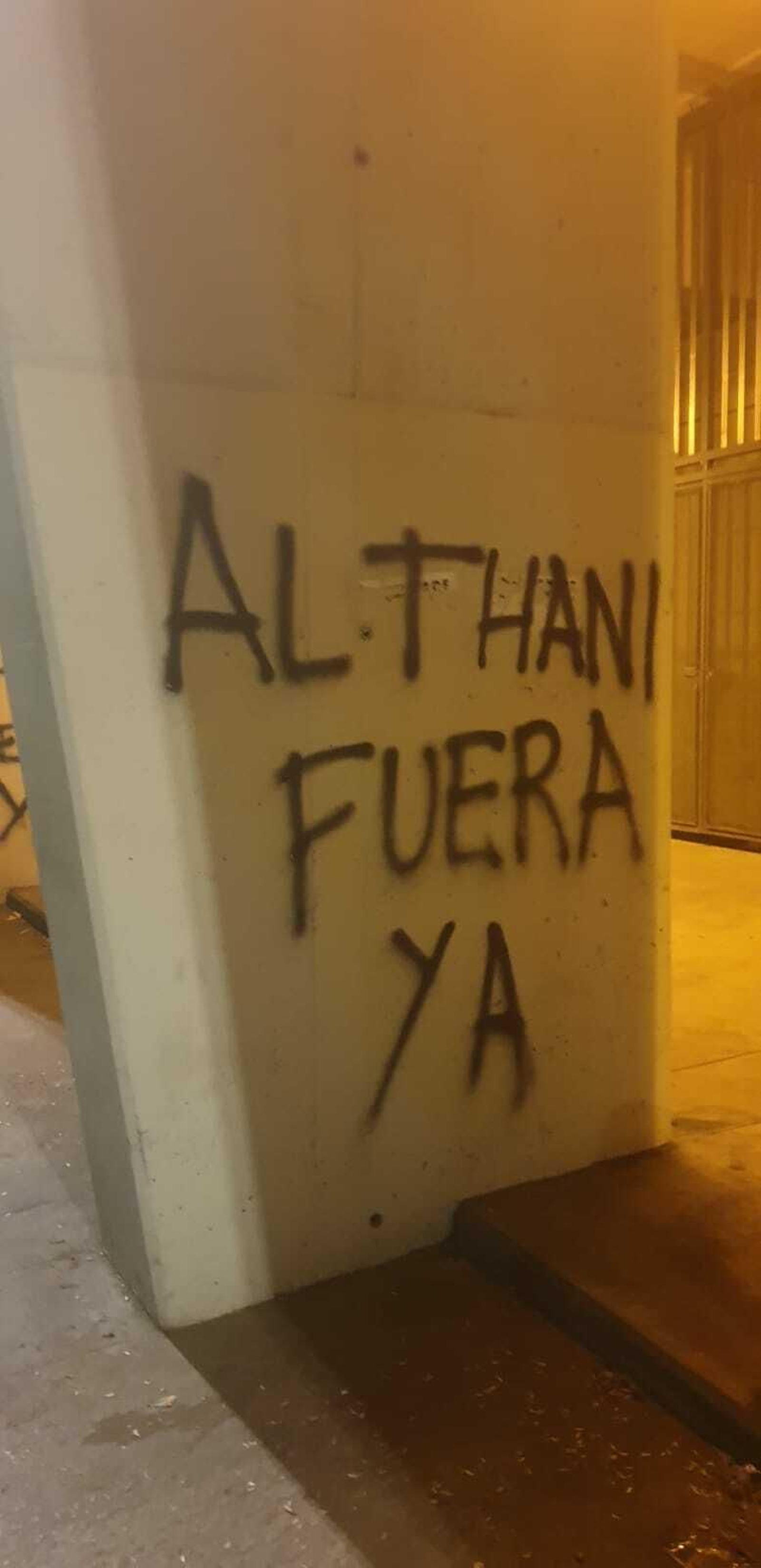Las fotos de las pintadas contra el jeque en La Rosaleda