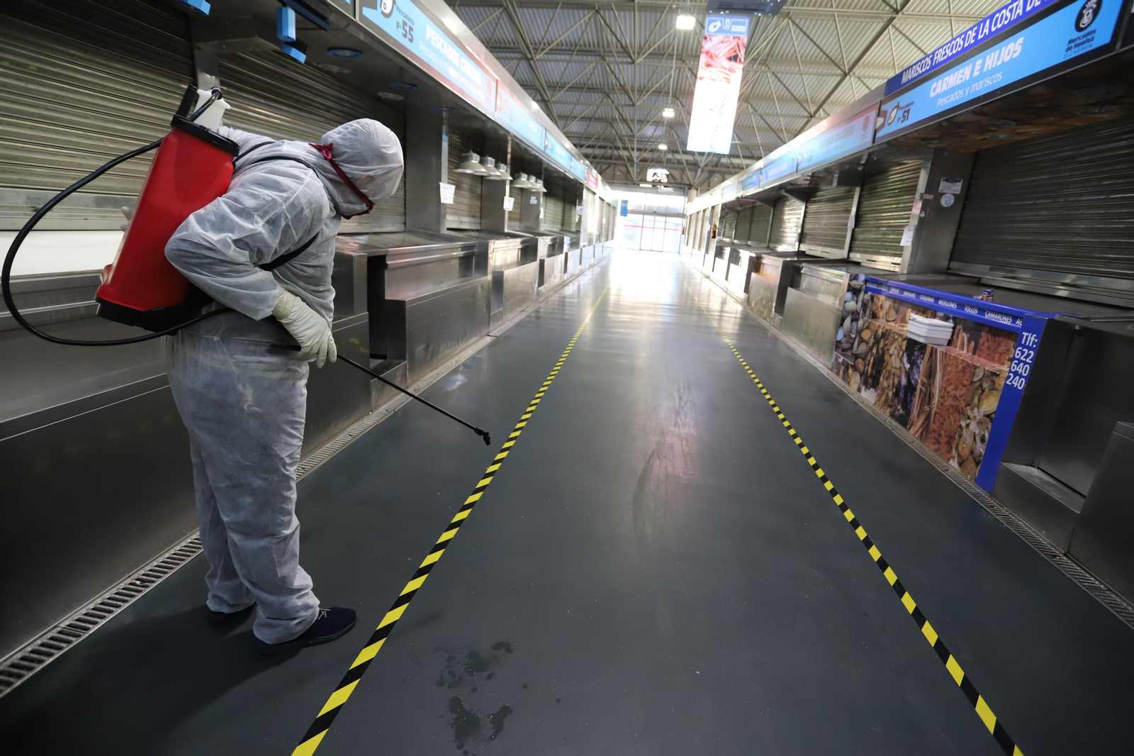 Imágenes de los trabajos de limpieza y desinfección del Mercado del Carmen en Huelva