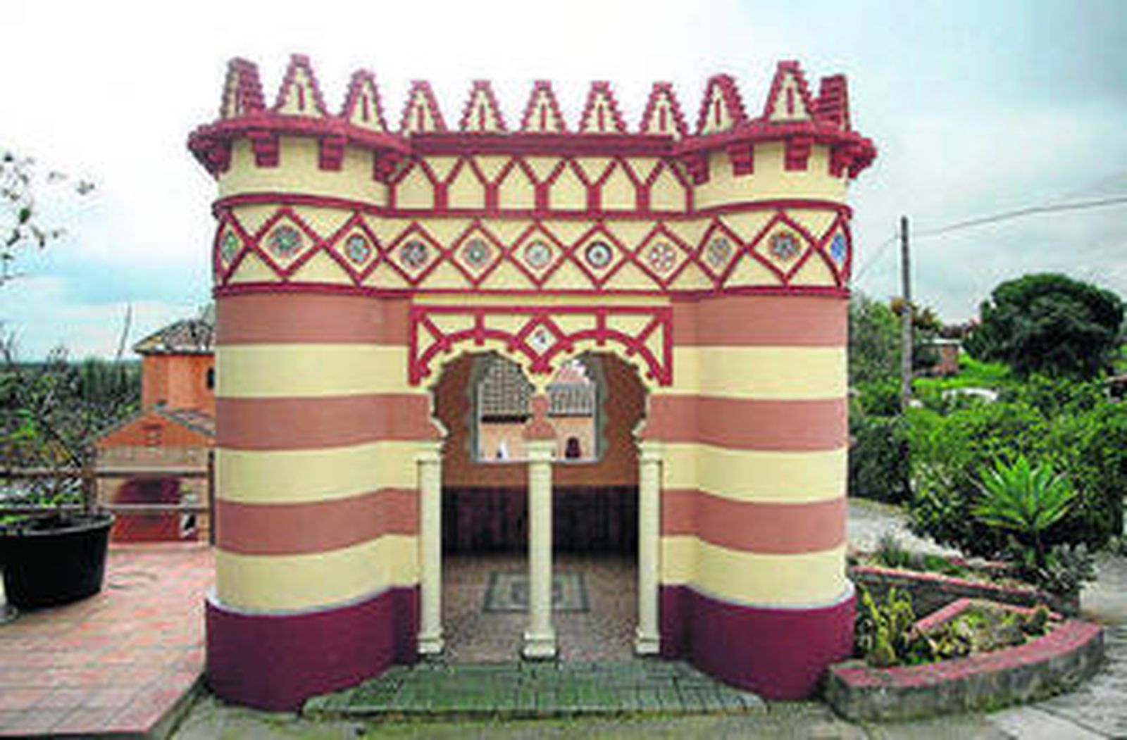 1. El Patio de los Leones de La Alhambra. 2. La Giralda. 3. La Maestranza. 4. Juan Bermúdez en el molino de aceite. 5. La  Torre del Oro. 6. El Costurero de la Reina.