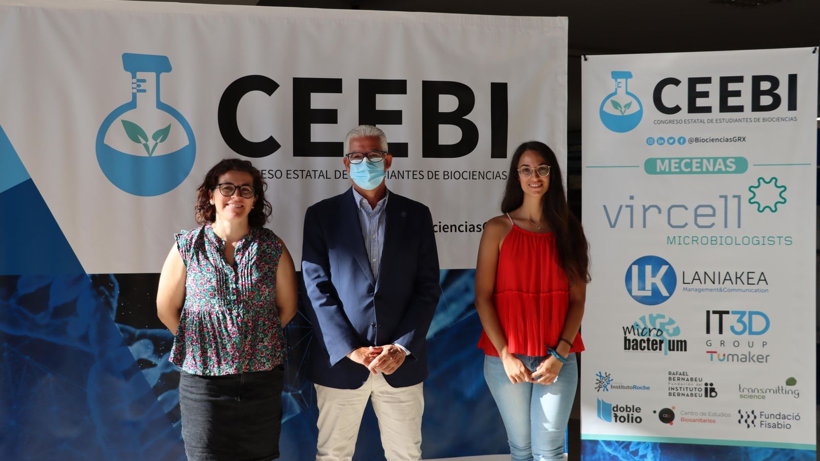 Antonia María Delgado, vicedecana de Calidad y Equipamiento Docente de Ciencias, José Antonio Naranjo, vicerrector, y Danae Molina, presidenta del Congreso.