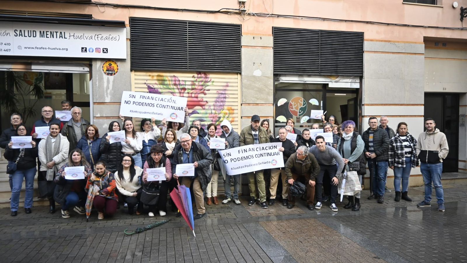 Usuarios y trabajadores de FEAFES Huelva se manifiestan por la financiación en su sede.