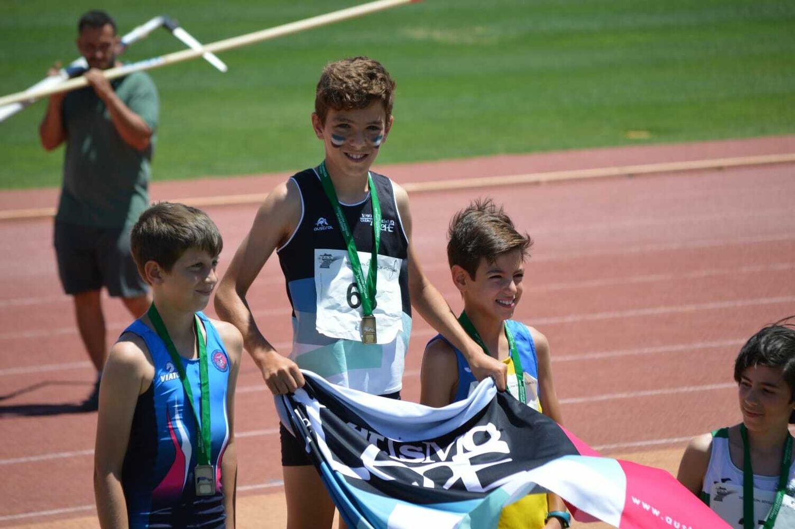Álvaro Santana (Ciudad de Lepe), en lo más alto del podio tras conquistar el oro.