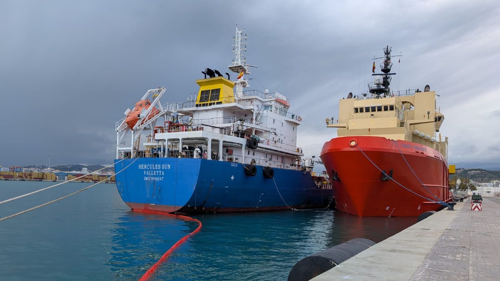 Maniobra de repostaje en el muelle de levante del buque auxiliar de la US Navy 'Gary Chouest