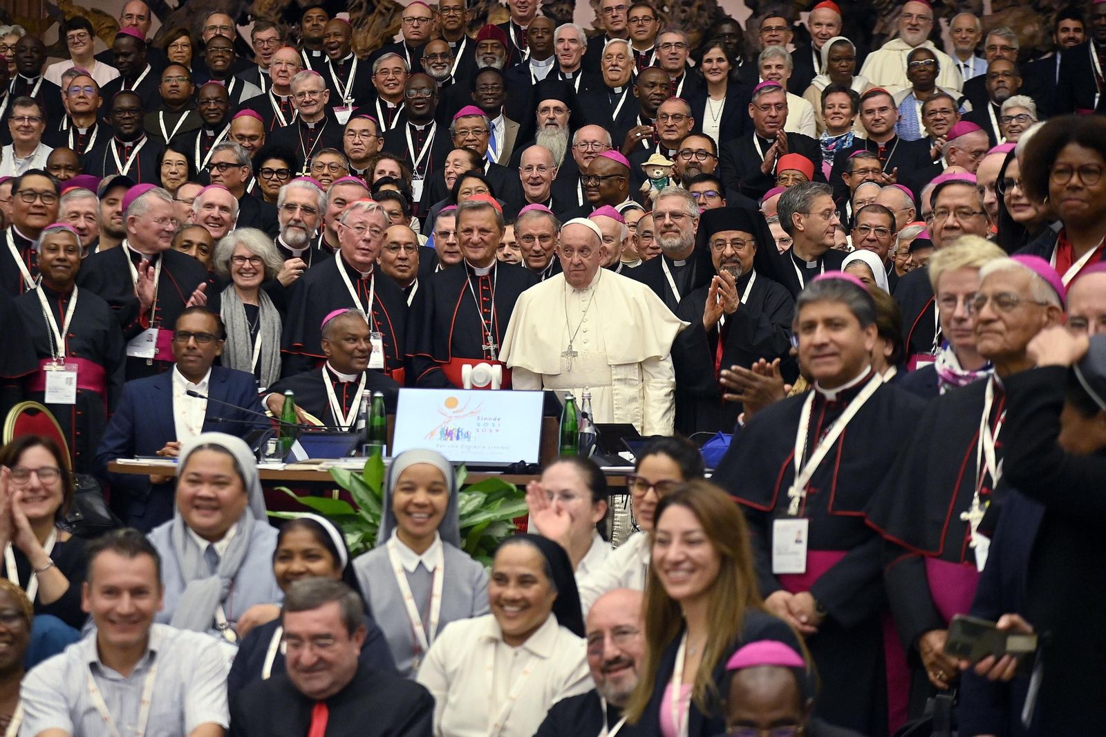 El Papa, con los miembros del Sínodo, en el Vaticano.