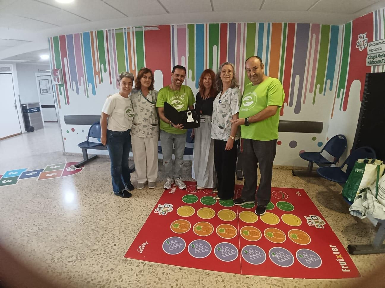 Entrega del detector de venas al servicio de Pediatría del hospital Puerta del Mar de Cádiz.