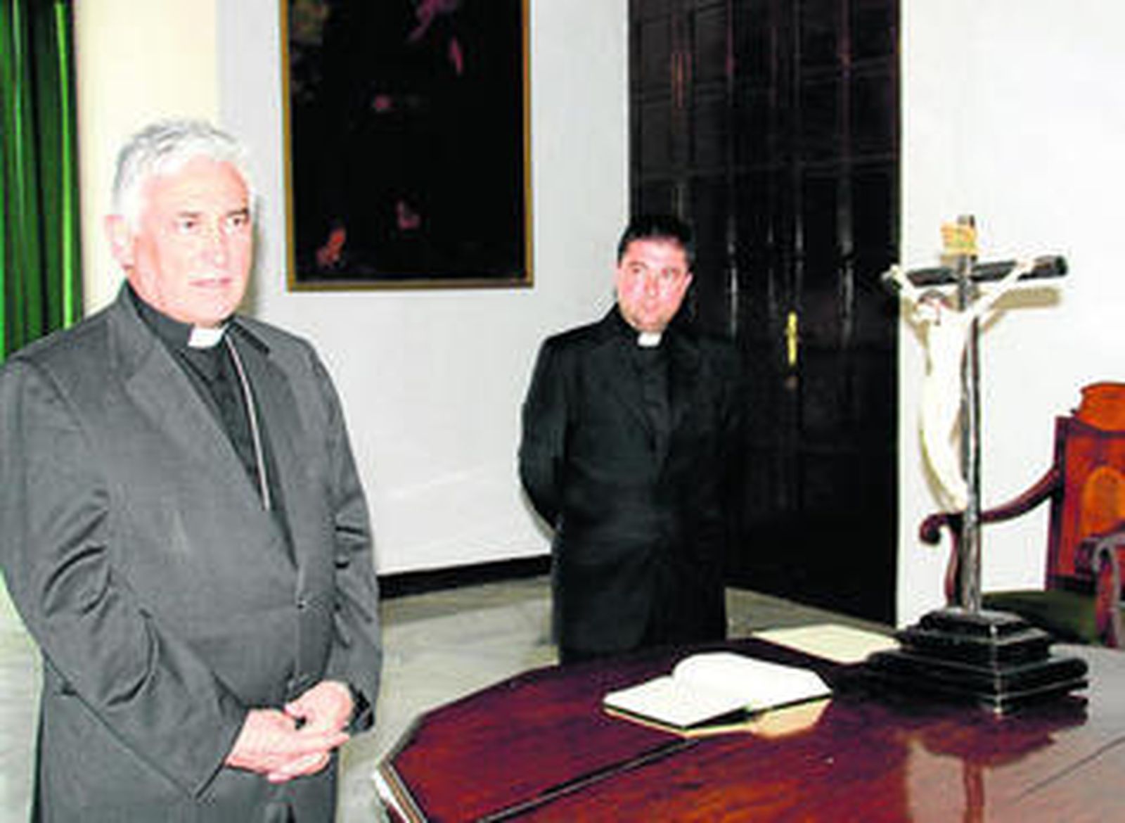 El nuevo vicario parroquial, José Luis Caburrasi, junto al obispo Zornoza tras tomar juramento ayer en el Obispado.