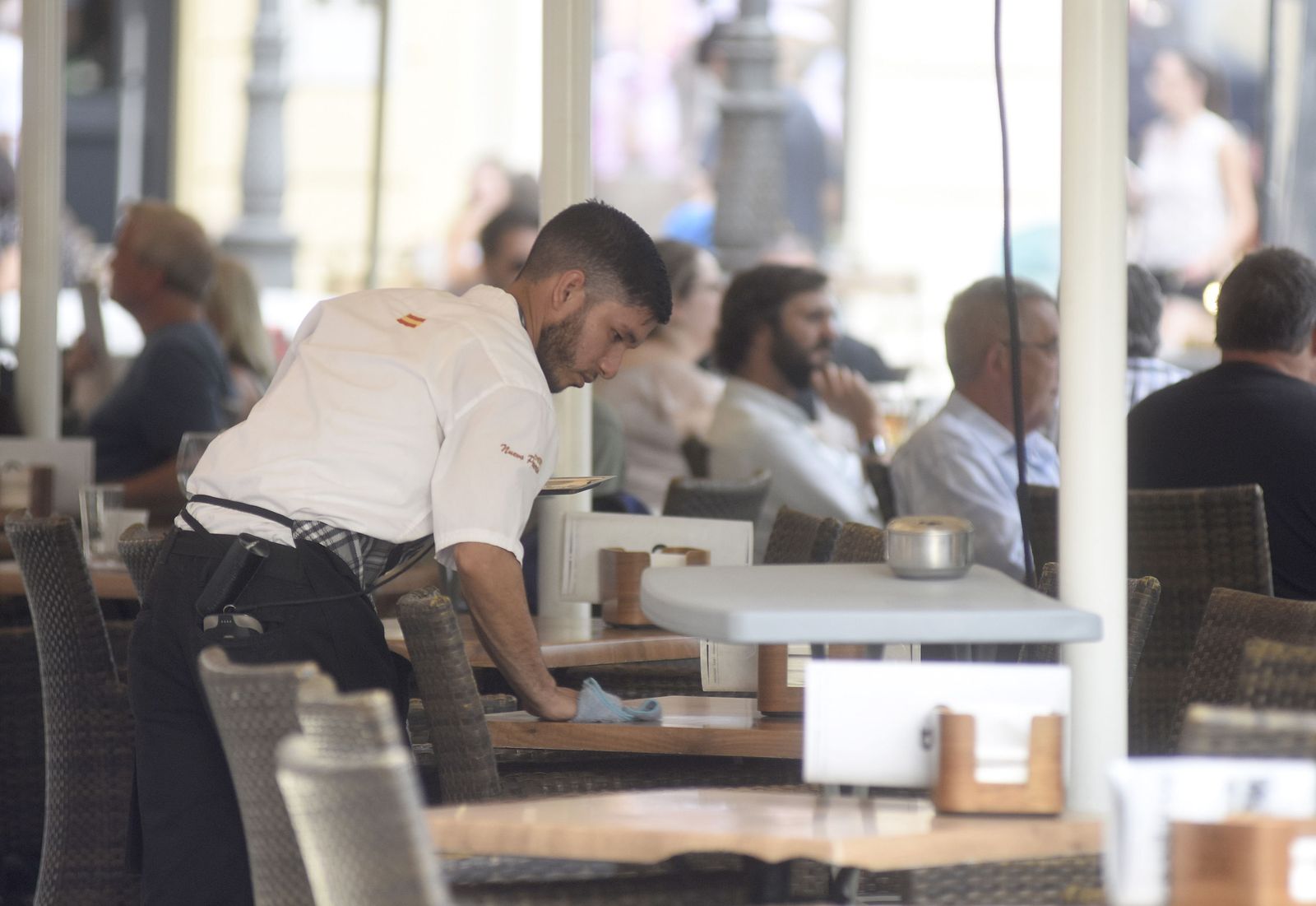 Un camarero limpia una de las mesas de un local del centro de Córdoba.