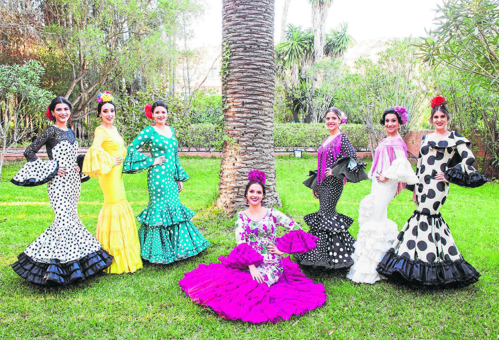 La reina juvenil 2019, en el centro, con sus damas.