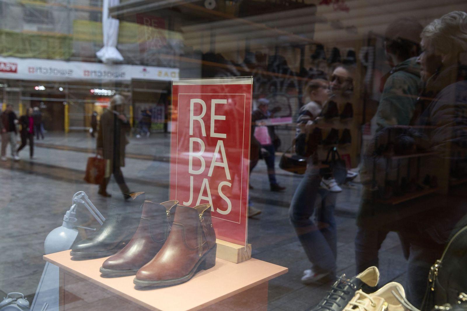 Tienda de zapatos con el anuncio de rebajas