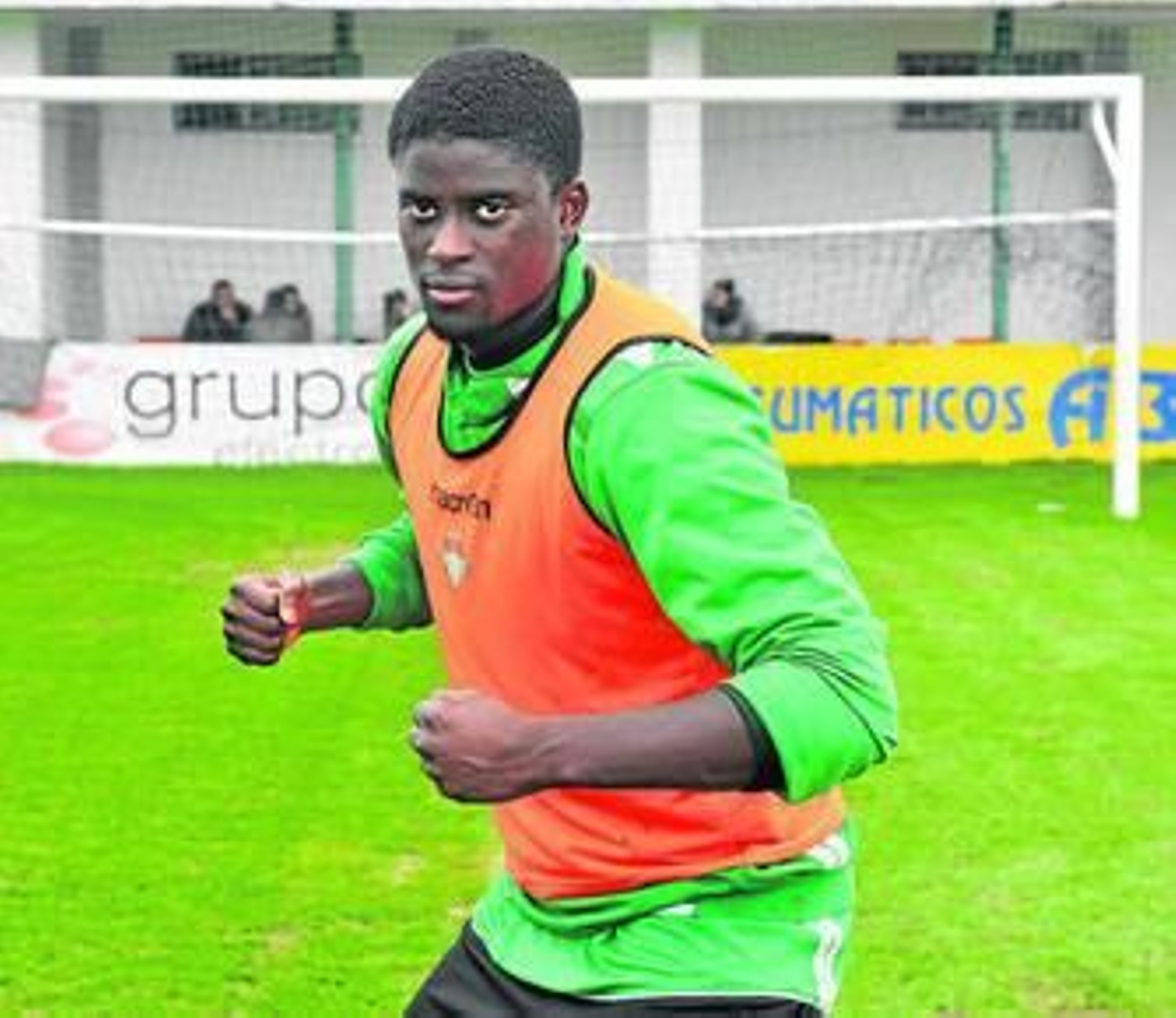Alfred N'Diaye, en actitud combativa, posa para una entrevista en la ciudad deportiva la pasada campaña.