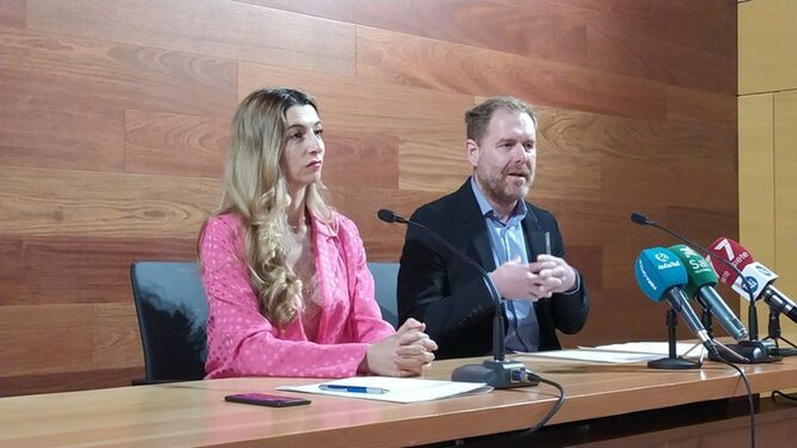 La ex edil de Desarrollo Urbano del Ayuntamiento de San Fernando, Claudia Márquez, y el anterior delegado de Presidencia, Conrado Rodríguez, en una de las comparecencias sobre las obras de la casa.