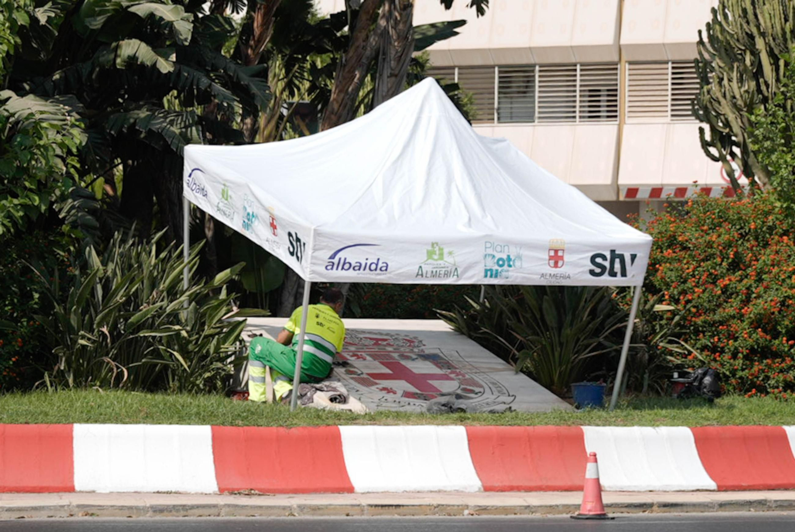 Trabajos de limpieza y pintura sobre el Escudo de Almería