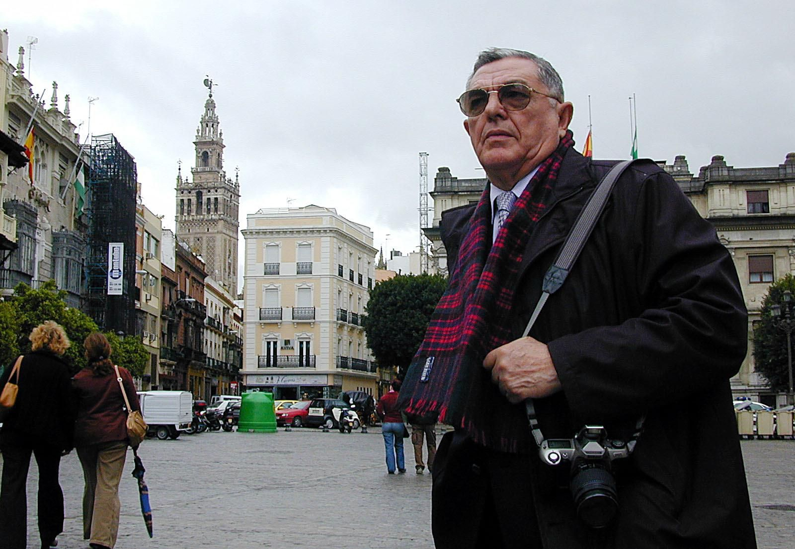 El fotógrafo Jesús Martín Cartaya con su cámara en la Plaza de San Francisco.
