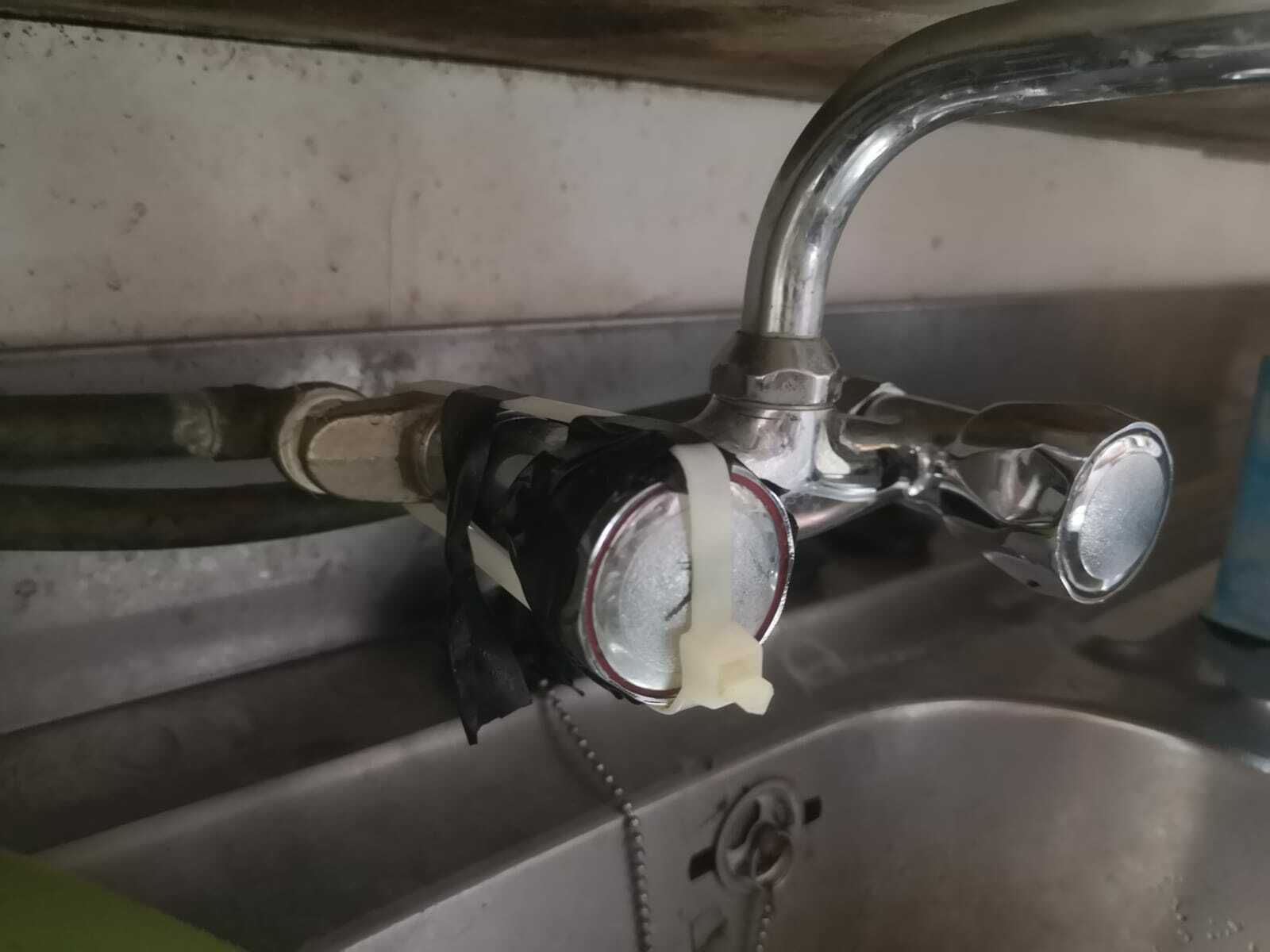 Los grifos del Hogar del Pensionista presentan algunos problemas.