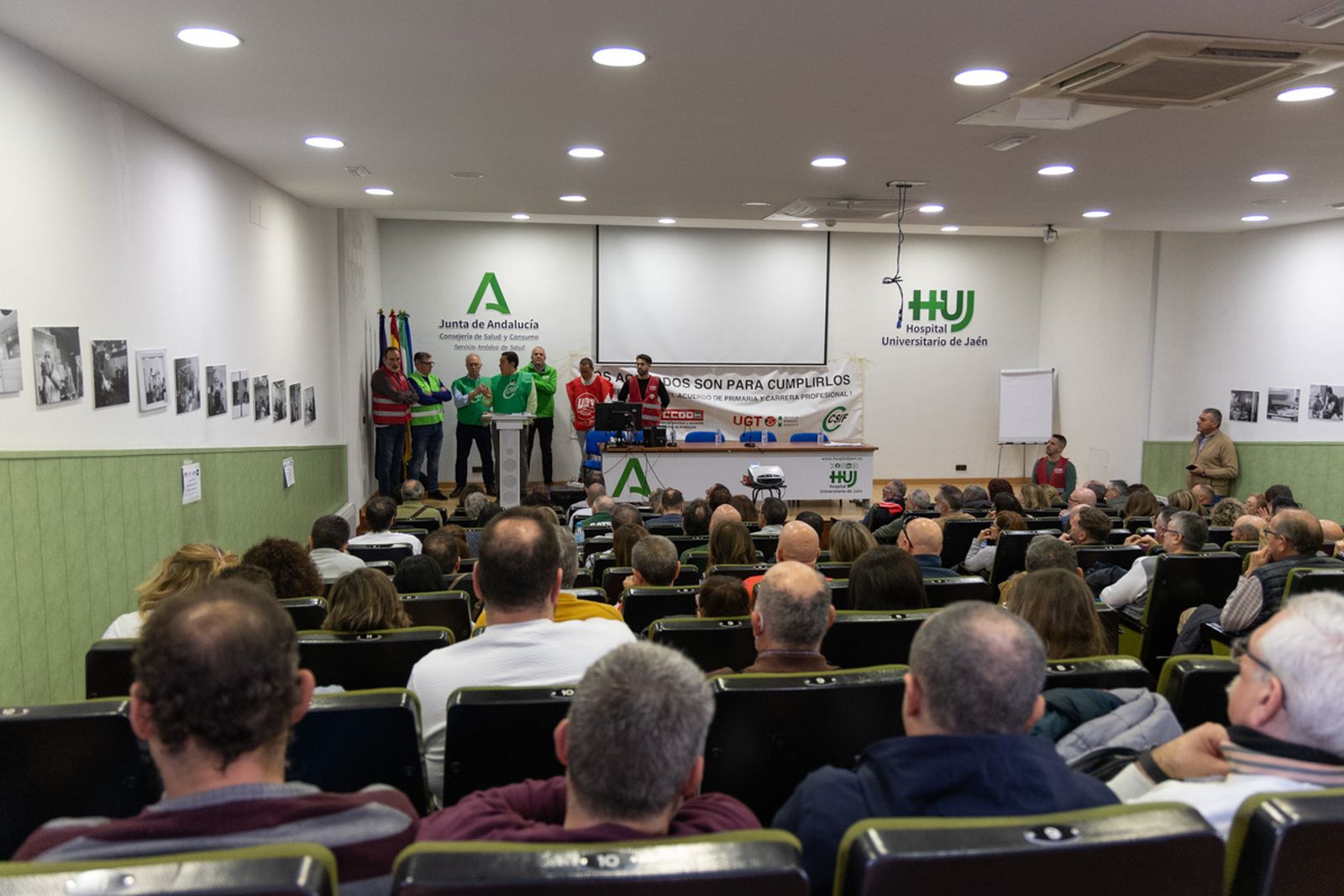 Encierro y asamblea convocado por CCOO, Satse, CSIF y UGT para denunciar el incumplimiento de los acuerdos en materia sanitaria por parte de la Junta de Andalucía