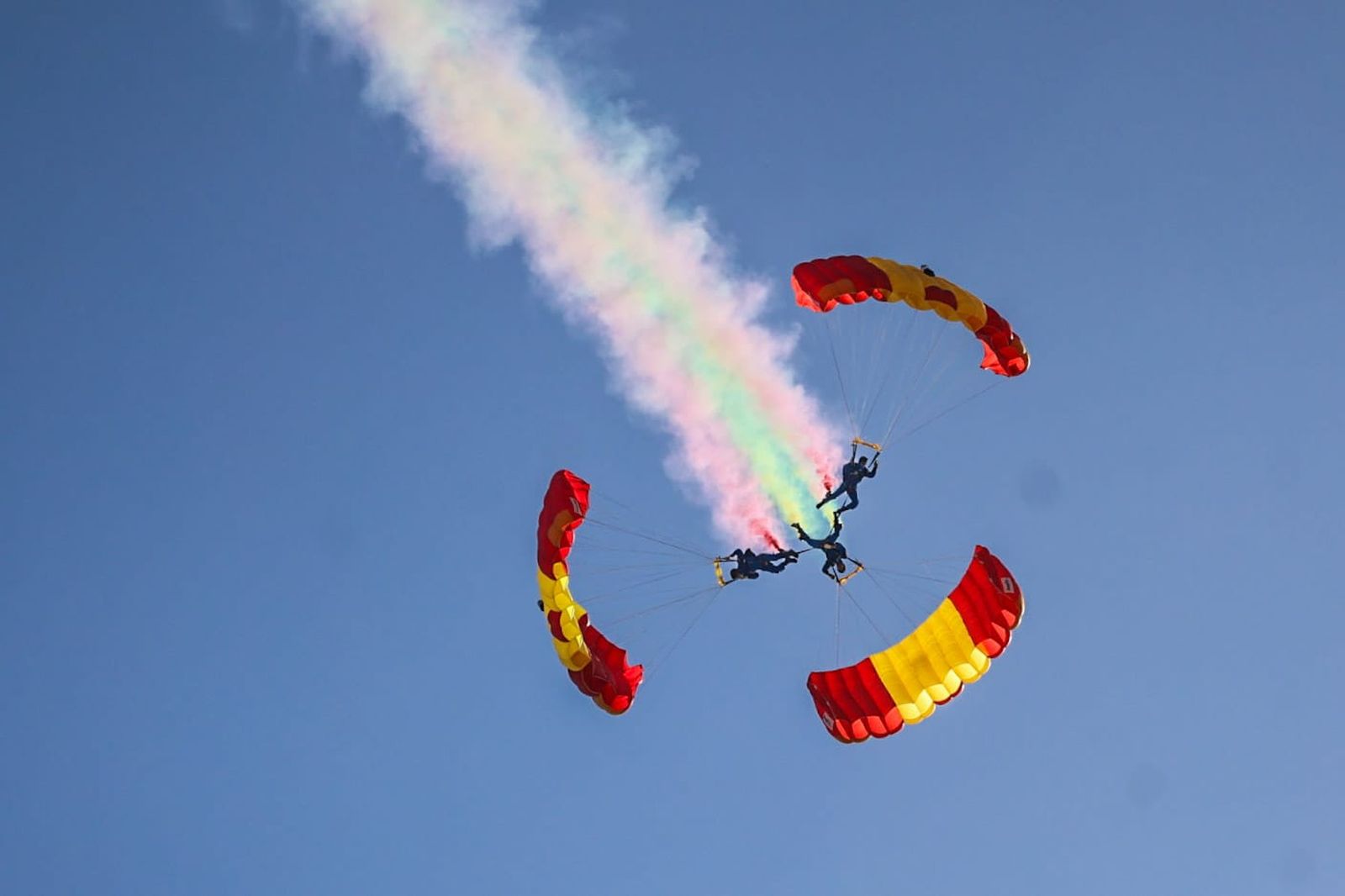 Tres paracaidistas de la Papea ejecutan un complejo ejercicio sobre el cielo de Palos de la Frontera.