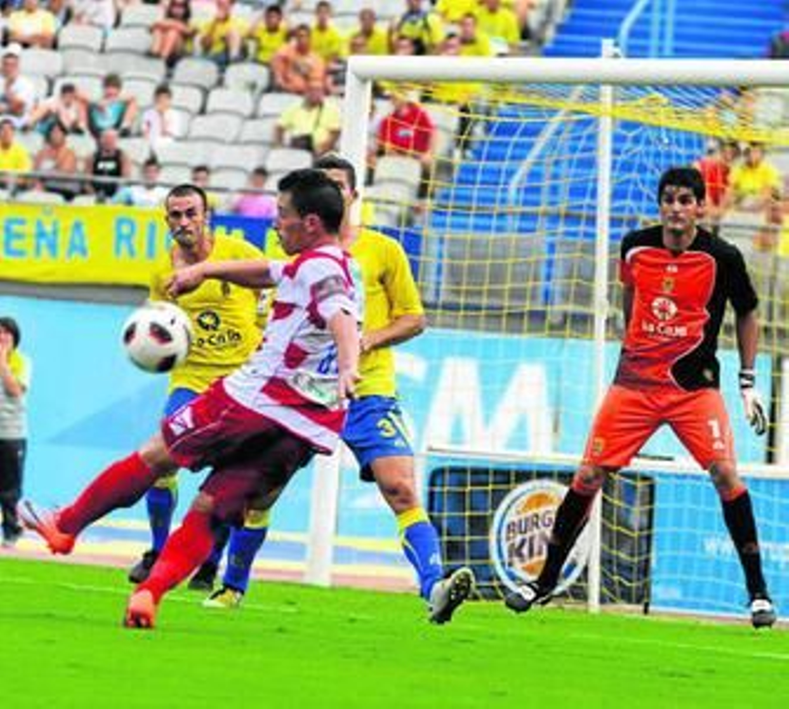 Collantes dispara a puerta sin suerte tras recibir un centro de Dani Benítez.