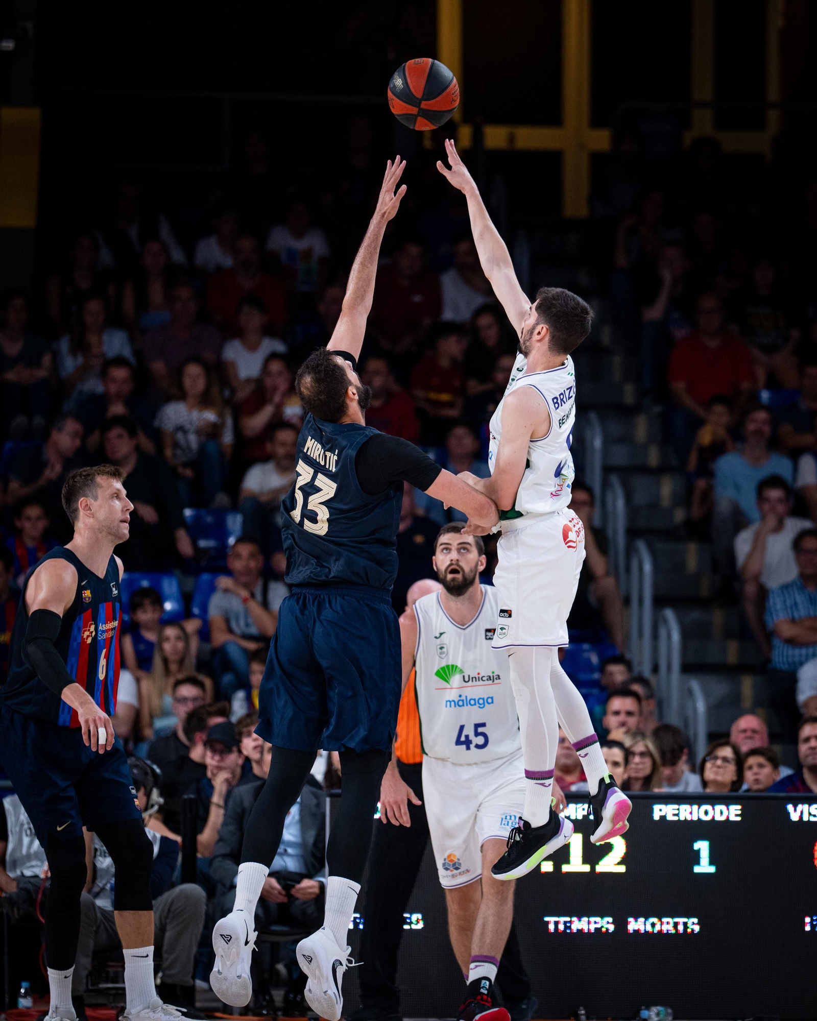 Brizuela lanza a canasta.