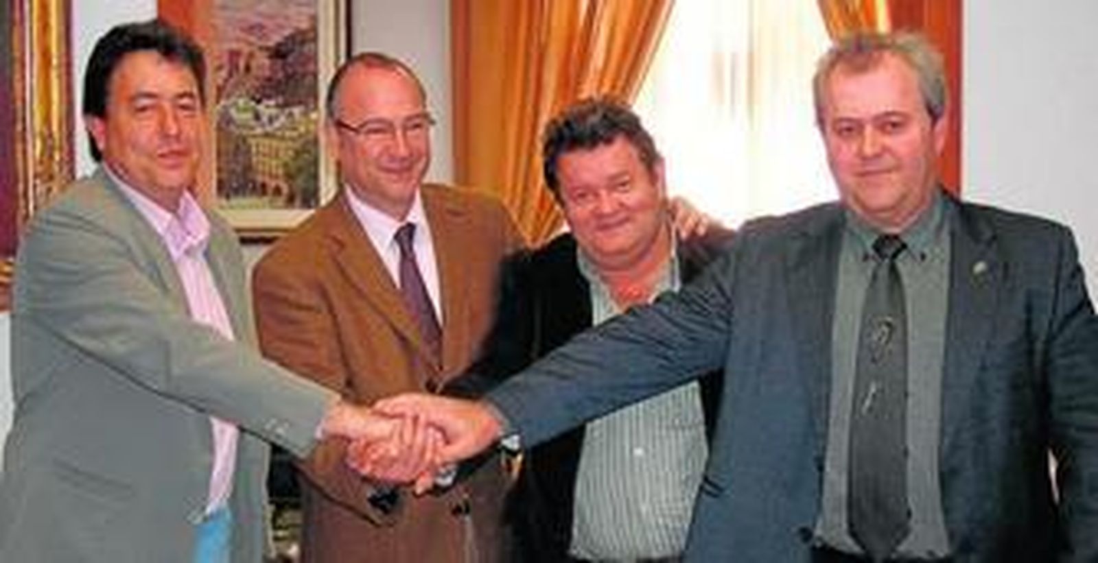 El alcalde con los secretarios generales de los tres sindicatos con representación en Urbaser, CCOO, UGT y CSIF.