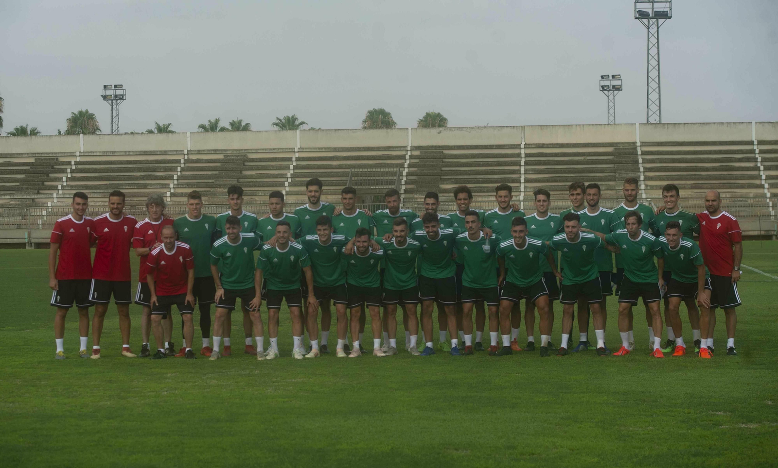 Jugadores y cuerpo técnico del Córdoba CF, tras el primer entrenamiento del curso.